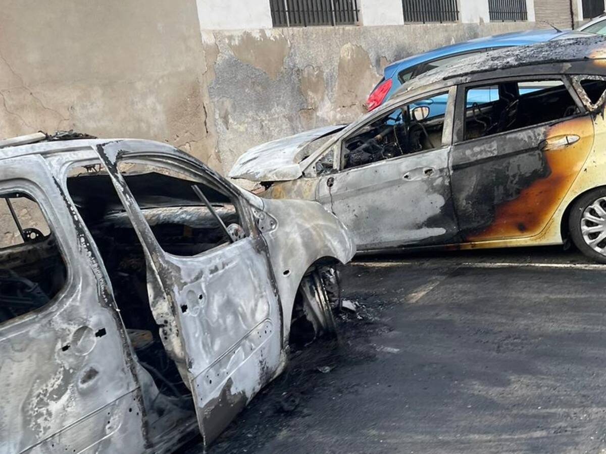 El fuego calcina de madrugada un vehículo en Monóvar y afecta a otros dos