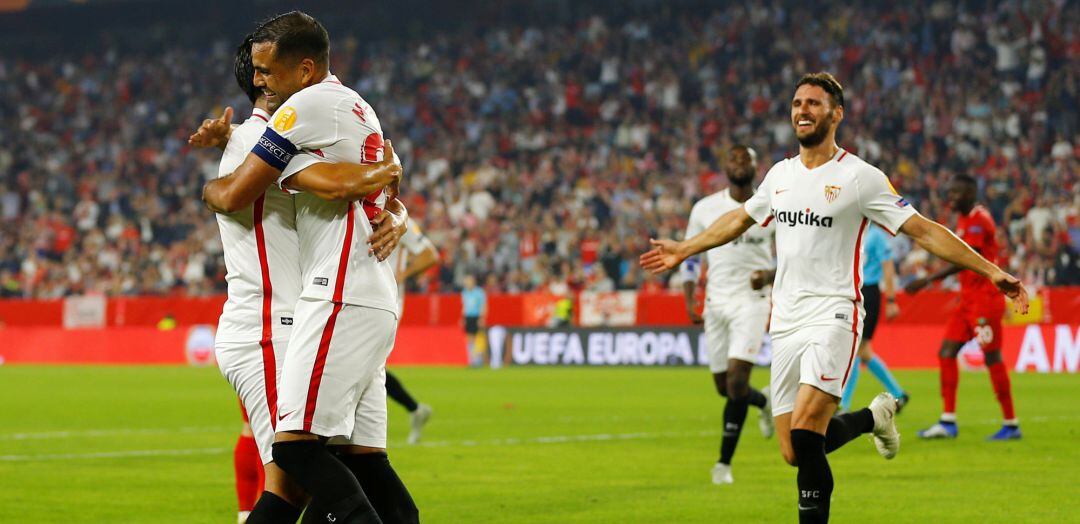 Los jugadores del Sevilla celebran un gol