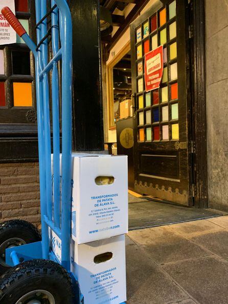 Los últimos pedidos llegaban ya esta mañana de sábado mientras la hostelería trabajaba a contrarreloj para su reapertura