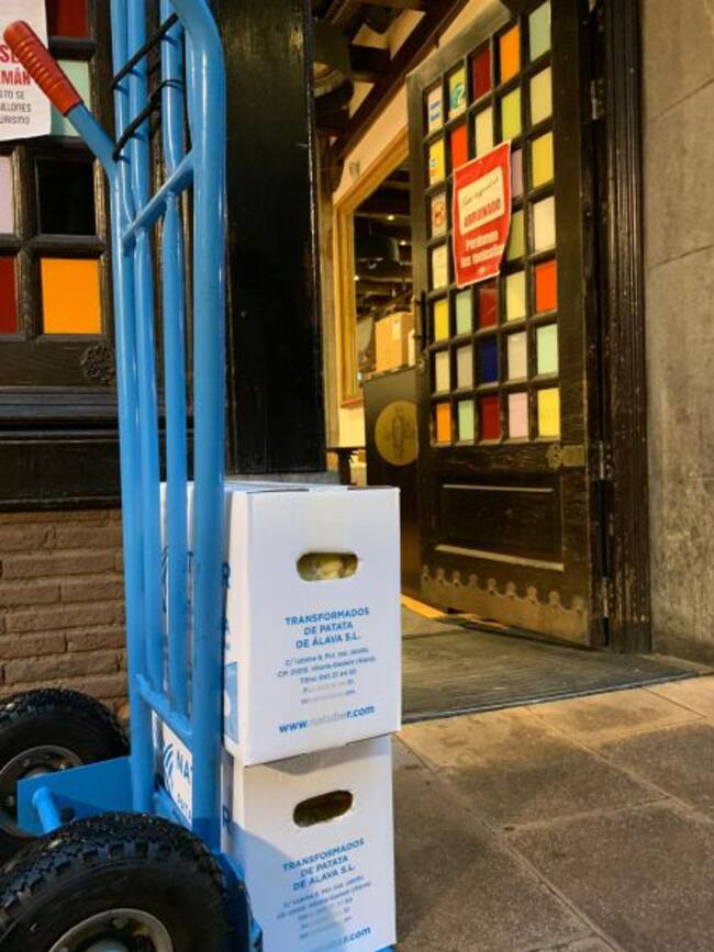 Los últimos pedidos llegaban ya esta mañana de sábado mientras la hostelería trabajaba a contrarreloj para su reapertura