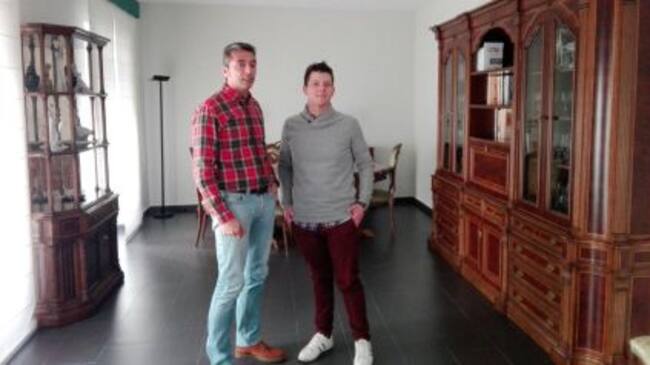 Manuel (padre de Daniela) junto a Claudio (Afanion) en la casa cedida por la Diputación