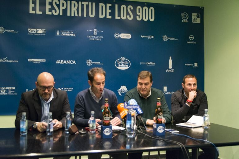 El presidente del COB, Antonio Gavilanes, con miembros de su consejo de administración en rueda de prensa, hablando de la actualidad del club