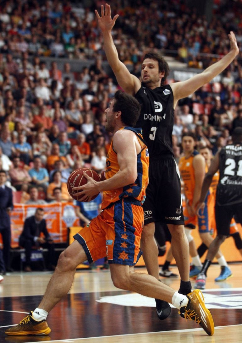 GRA278. VALENCIA, 16/05/21015. El base del Valencia Basket, Sam Van Rossom (i), pasa ante la oposcición del base del Bilbao, Raul López, durante el partido de liga que están disputando esta tarde en el pabellón Fuente San Luis. EFE/Kai Försterling