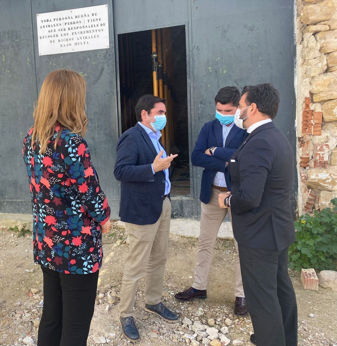 Miguel Moreno, alcalde de Porcuna, presentando sus proyectos a responsables de la Consejería de Turismo.