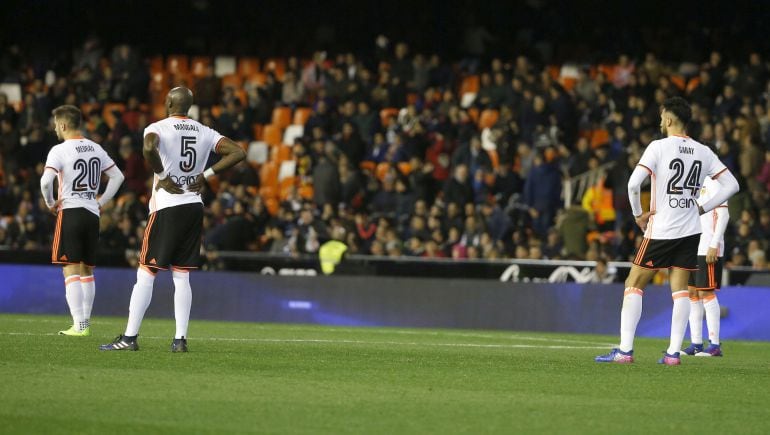 Medrán, Mangala y Garay tras recibir el cuarto gol del Eibar