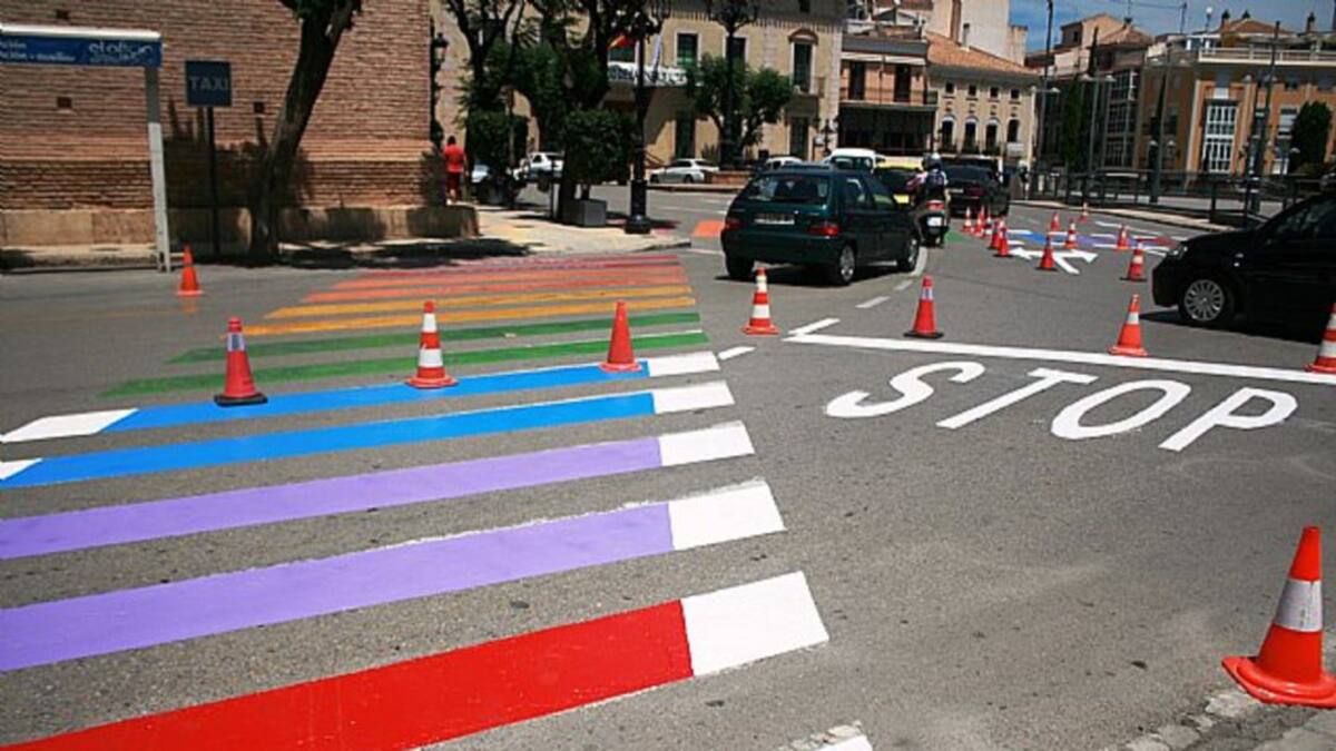 Archivan la querella criminal por el pintado de dos pasos de peatones con la bandera arco iris en Totana