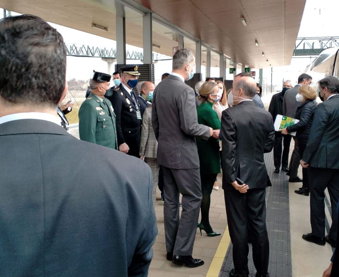 Felipe VI, Yolanda Díaz y el presidente Pedro Sánchez durante la parada del tren Madrid-Galicia en la estación de Zamora