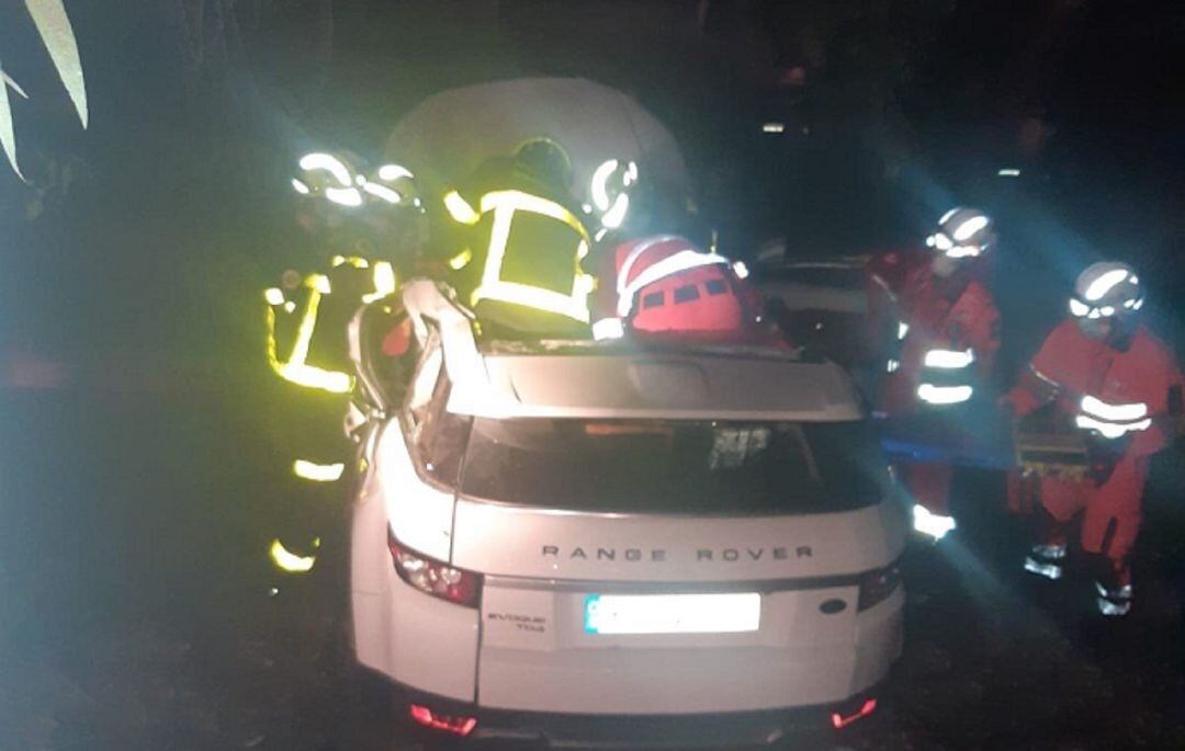 Bomberos intentan excarcelar al herido.