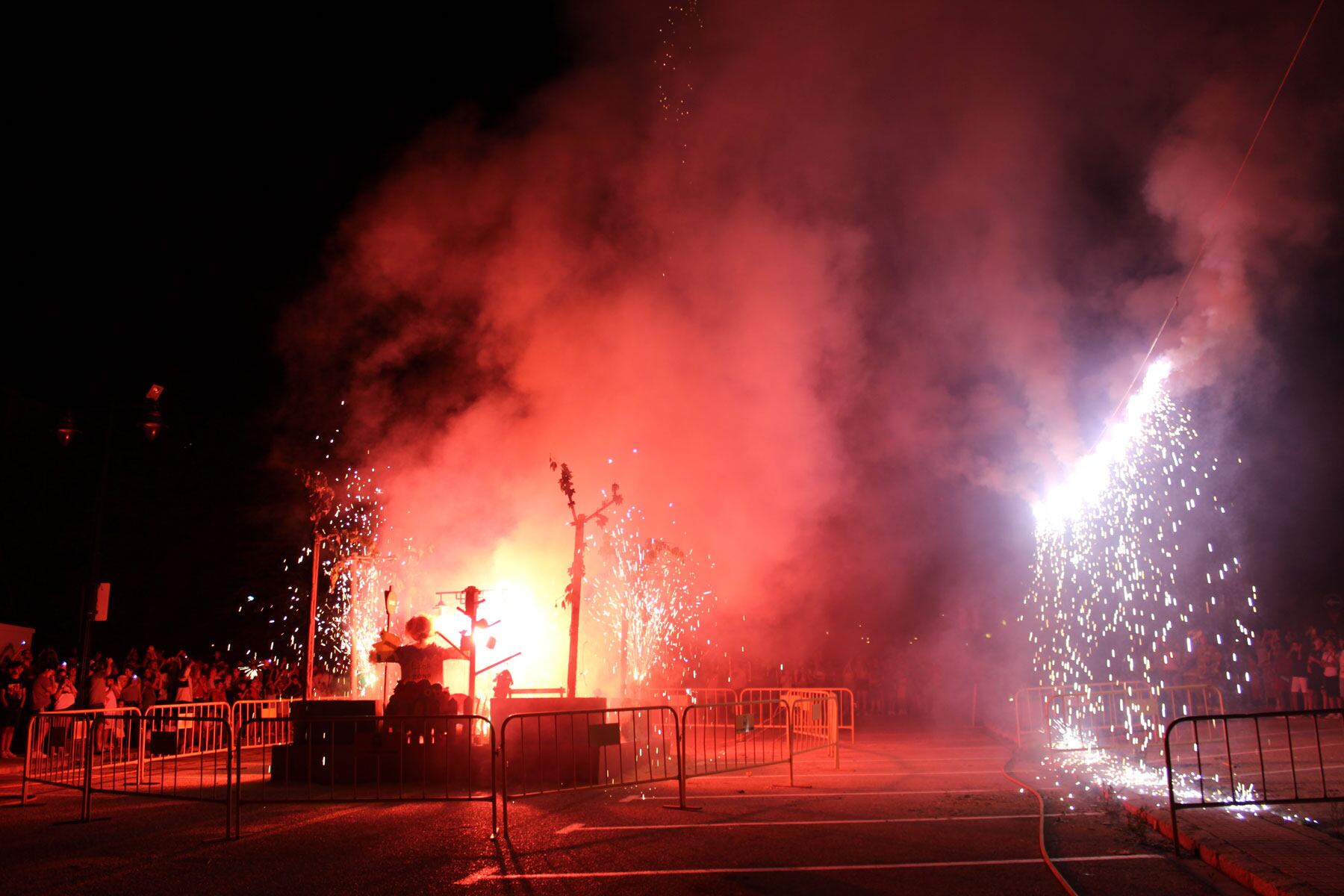 Un moment del inici de la cremà de la Foguera de la Zona Nord