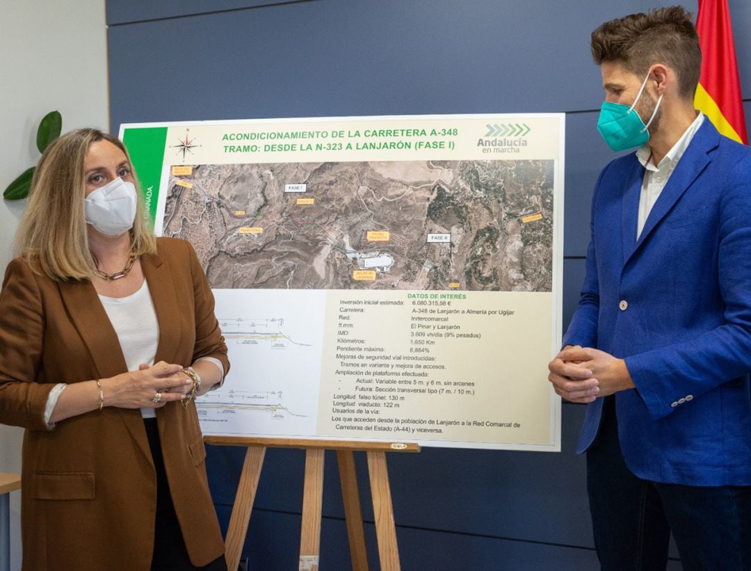 La consejera de Fomento de Andalucía, Marifrán Carazo, reunida en Granada con el alcalde de Lanjarón (Granada), Eric Escobedo, tratanto el nuevo acceso por carretera a la localidad alpujarreña desde la A-44