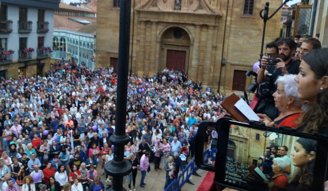 La librera Concha Quirós, pregonera de San Mateo, desde el balcón del Ayuntamiento ante una plaza a rebosar de ovetenses que se congregaron para iniciar las fiestas de la capital asturiana.