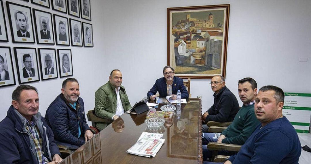 El Ayuntamiento de Alcaudete mantiene una reunión con la plataforma &quot;Agricultores en defensa del olivar&quot;