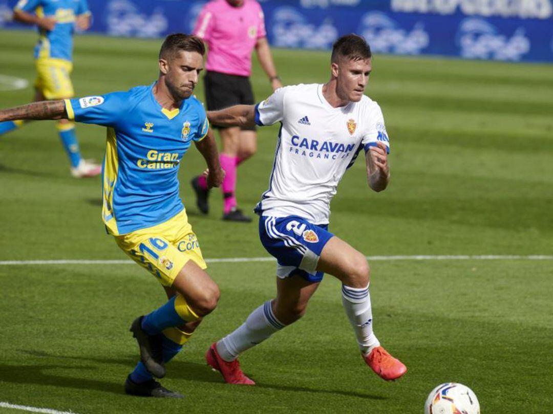 Vigaray y Pejiño, jugador de la UD Las Palmas, luchan por un balón