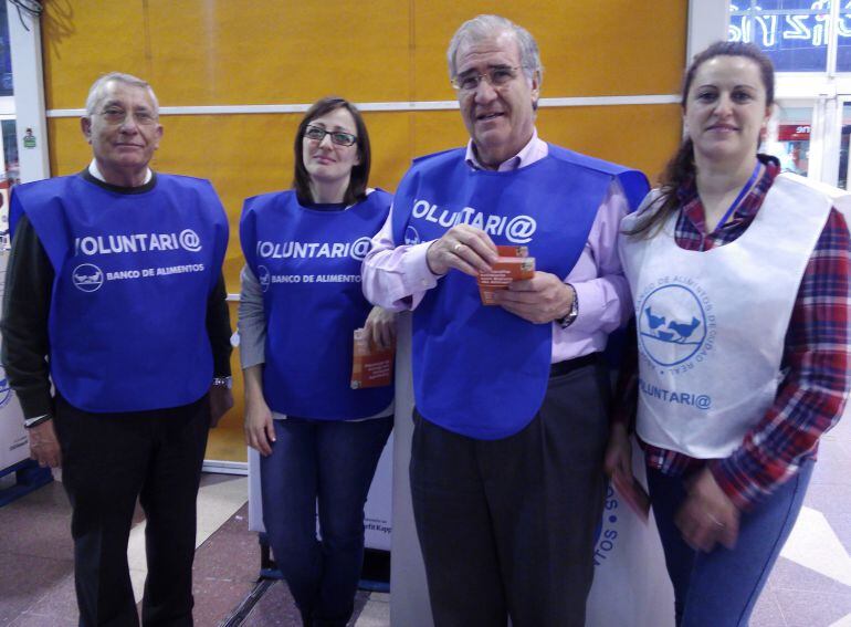 Voluntarios del Banco de Alimentos de Ciudad Real durante la Gran Recogida en el centro comercial Eroski de Ciudad Real.