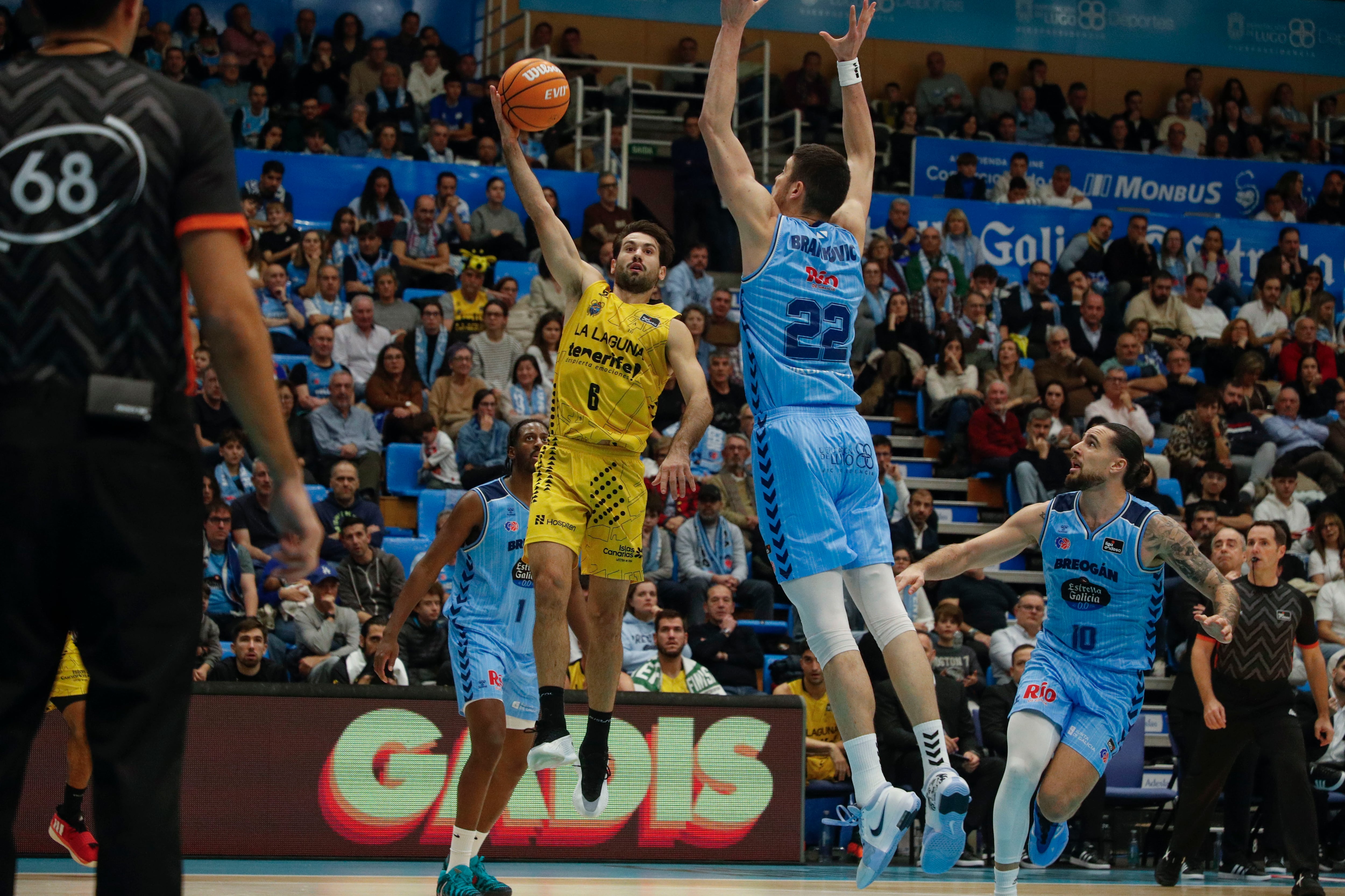 LUGO, 13/12/2025.- El base italiano del Laguna Tenerife Bruno Fitipaldo entra a canasta ante varios jugadores del Breogán, durante el encuentro correspondiente a la fase regular la Liga Endesa que disputan Breogán y La Laguna Tenerife hoy sábado en el Pazo Provincial dos Deportes de Lugo. EFE / Eliseo Trigo.