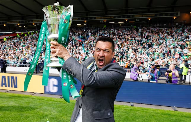 Fran Alonso celebra uno de sus títulos en el Celtic