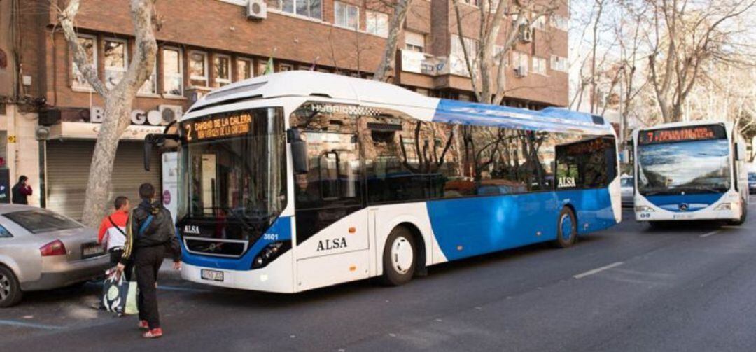 Salud hace seguimiento a los pasajeros de un autobús Cartagena-La Manga en el que viajaba una pasajera con Covid