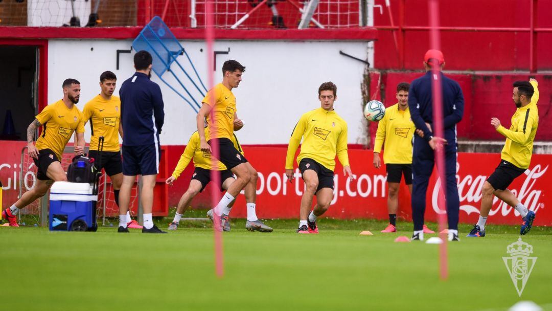Los rojiblancos durante un entrenamiento en Mareo. 