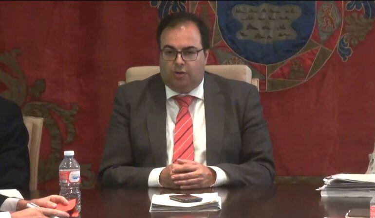 El regidor ha cargado contra los grupos de ULEG y Leganemos tras tener que celebrar otra sesión a puerta cerrada