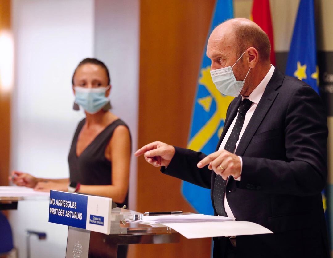 El vicepresidente del Principado, Juan Cofiño, comparece junto a la portavoz del ejecutivo, Melania Alvarez tras la reunión del consejo de gobierno.