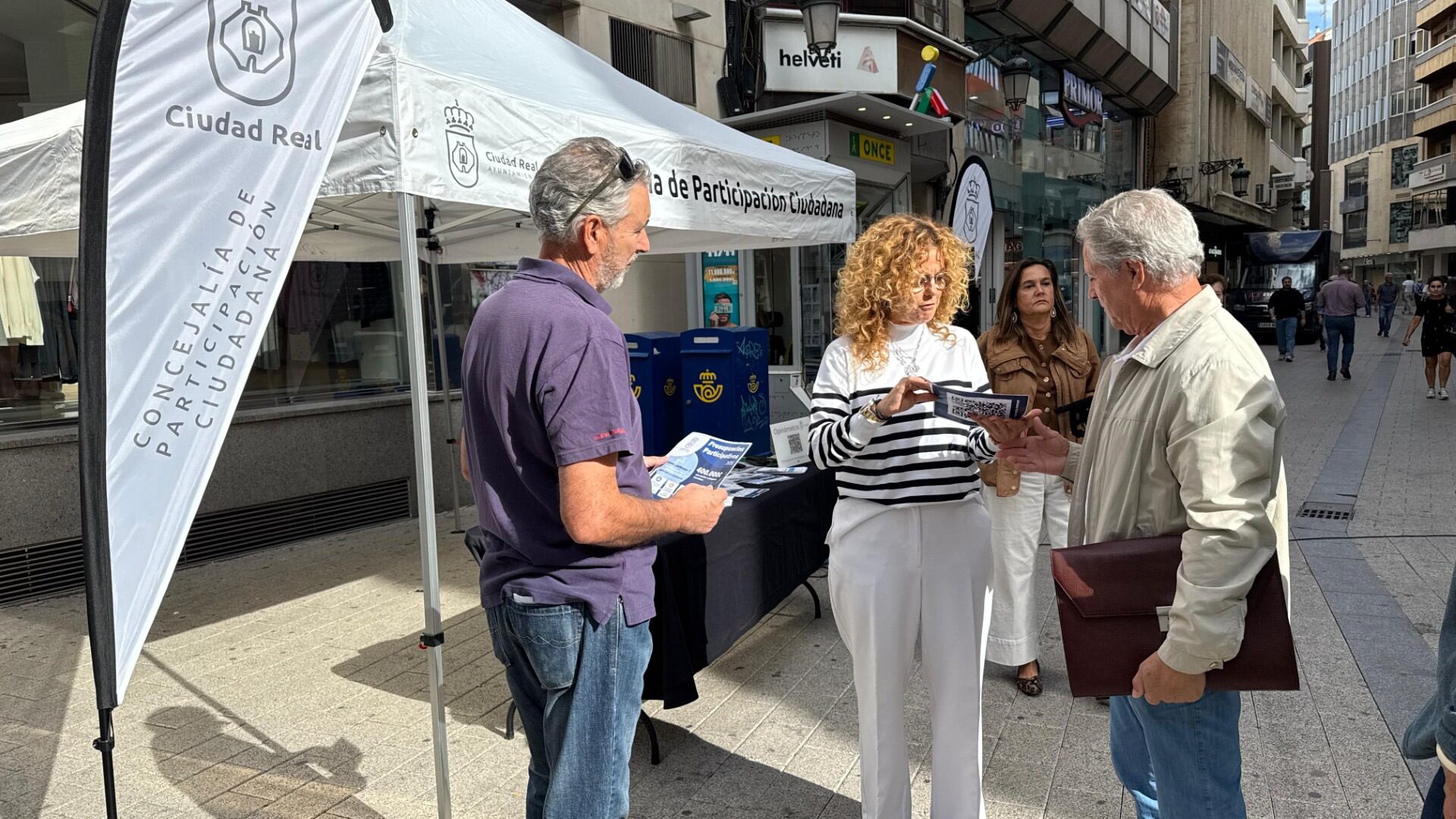 Stand desplegado por la concejalía de Participación Ciudadana en la Plaza del Pilar este miércoles