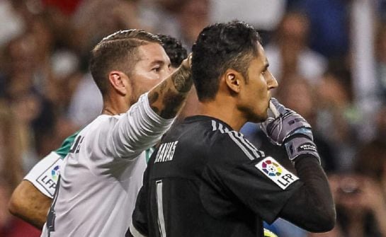 Ramos felicita a Navas después de parar un penalti a Rubén Castro