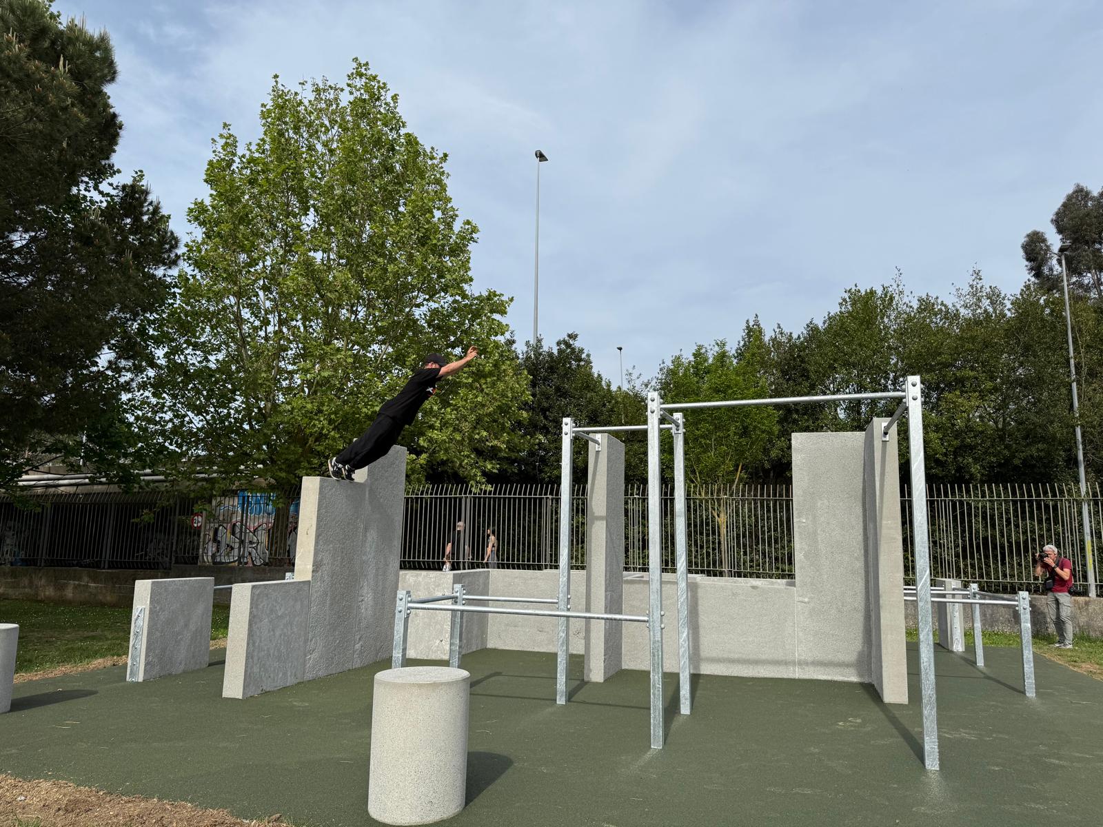 Getxo inaugura su primer parque de parkour en el Polideportivo Fadura. / Daniel Rivera