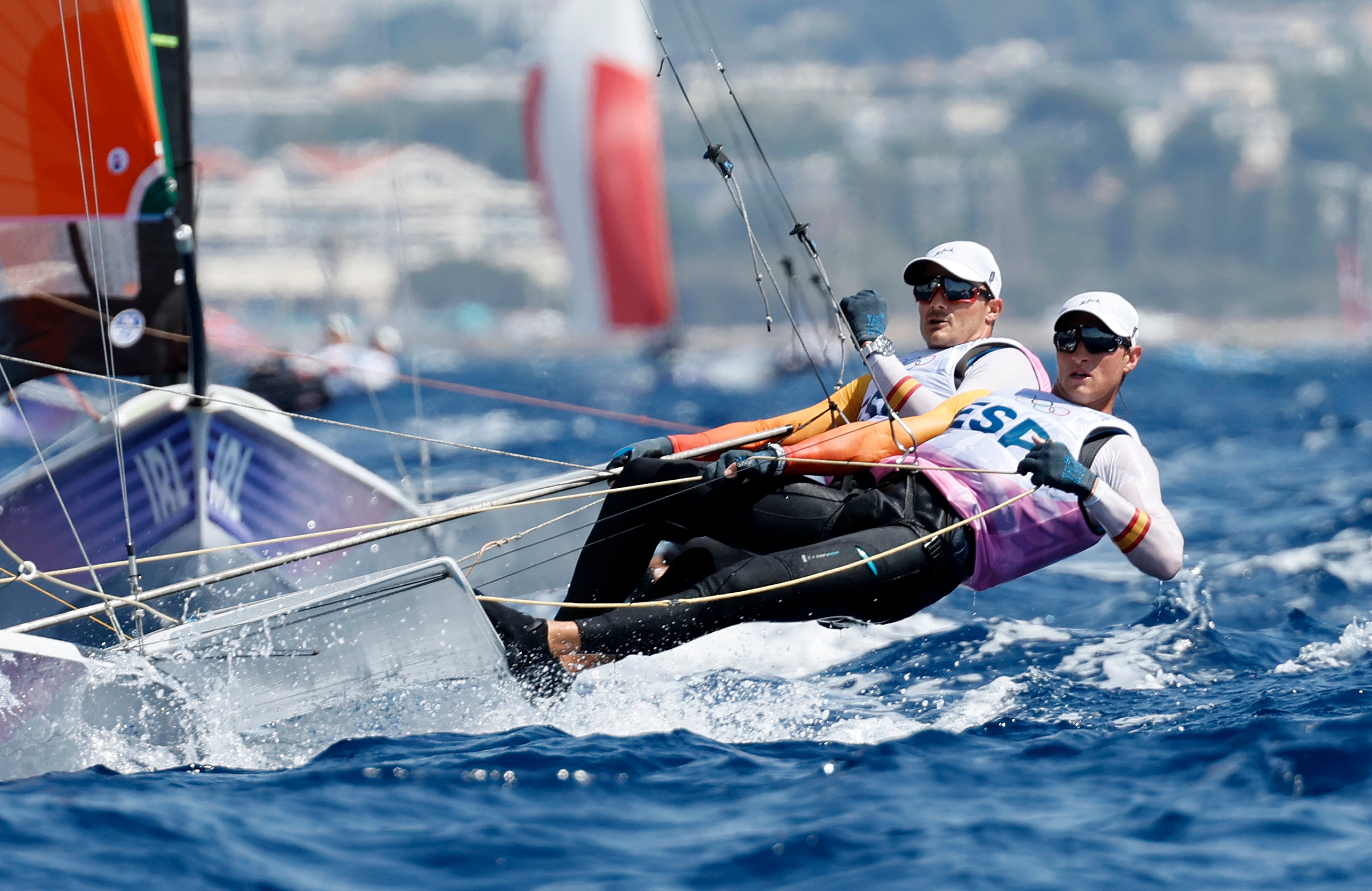 Diego Botín y Florian Trittel compitiendo ayer en la modalidad 49er de vela y asaltando el liderato de la competición.