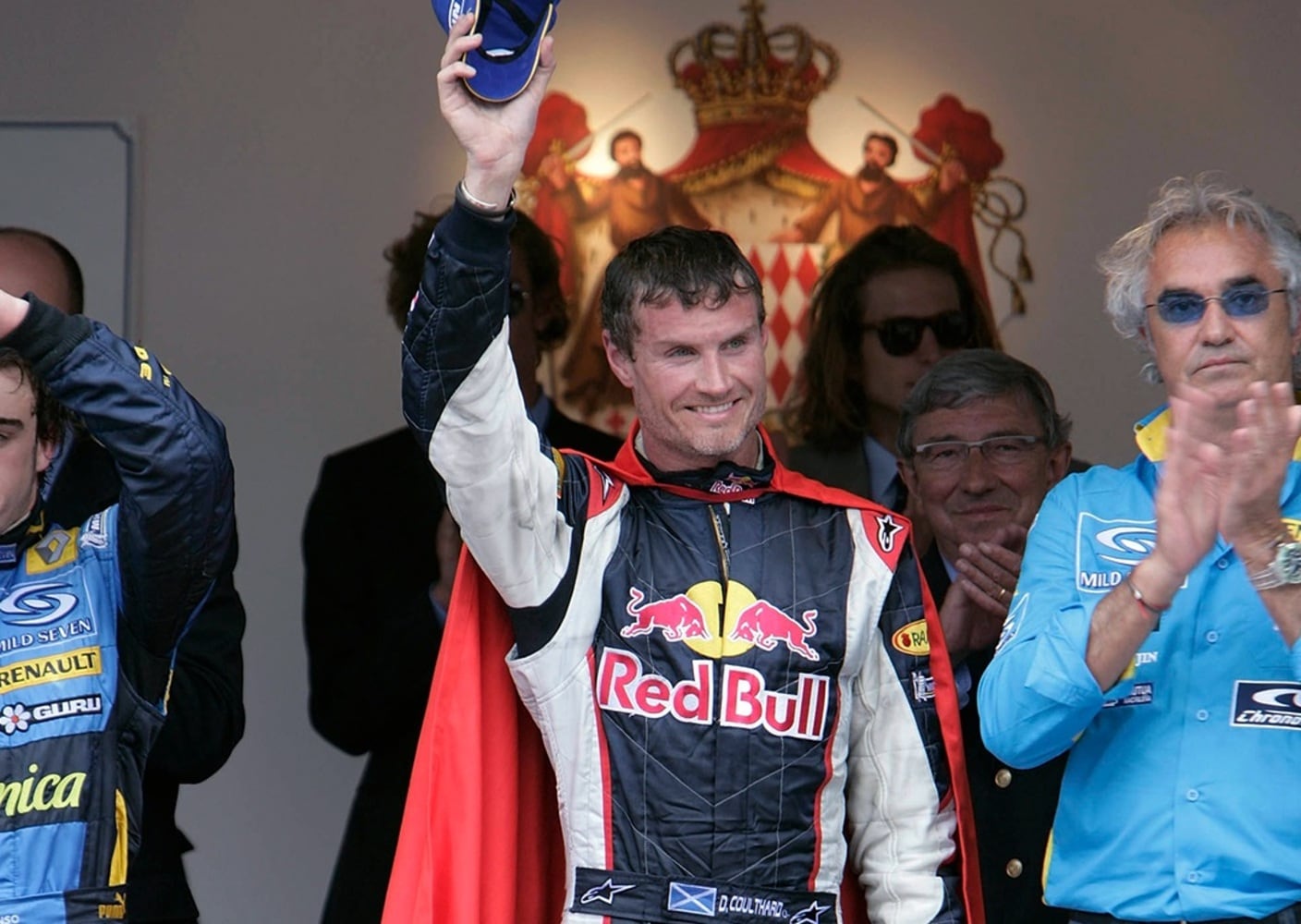 Red Bull Racing felicita el cumpleaños a David Coulthard en una foto con Fernando Alonso y Flavio Briatore