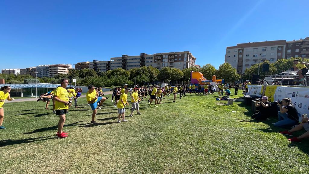 El humorista jienense Santi Rodríguez (en primer plano) acompañado de otras personas, participa en la jornada deportiva que ha tenido lugar en el Bulevar.