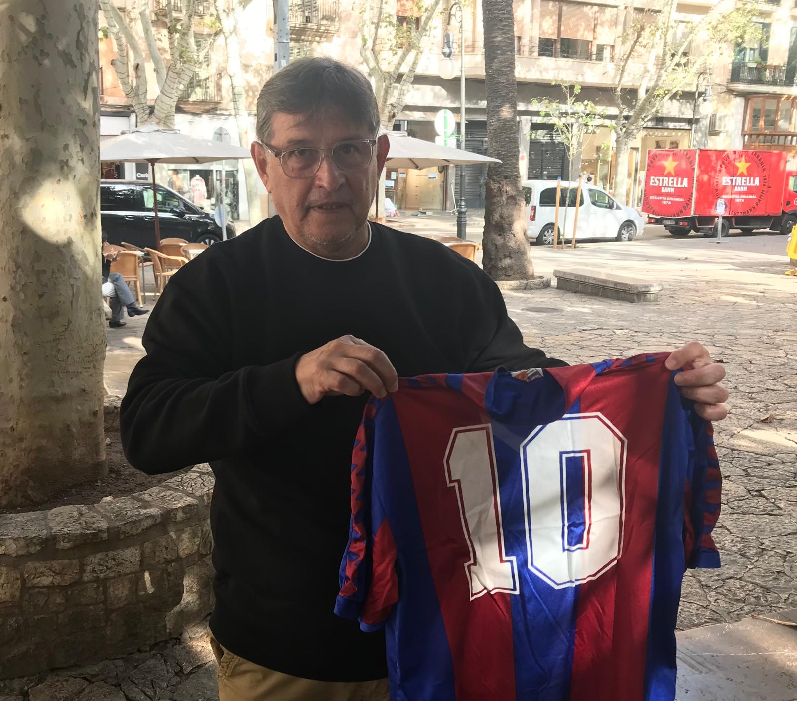 Rolando Barrera guarda la primera camiseta del FC Barcelona que utilizó Maradona (1982).