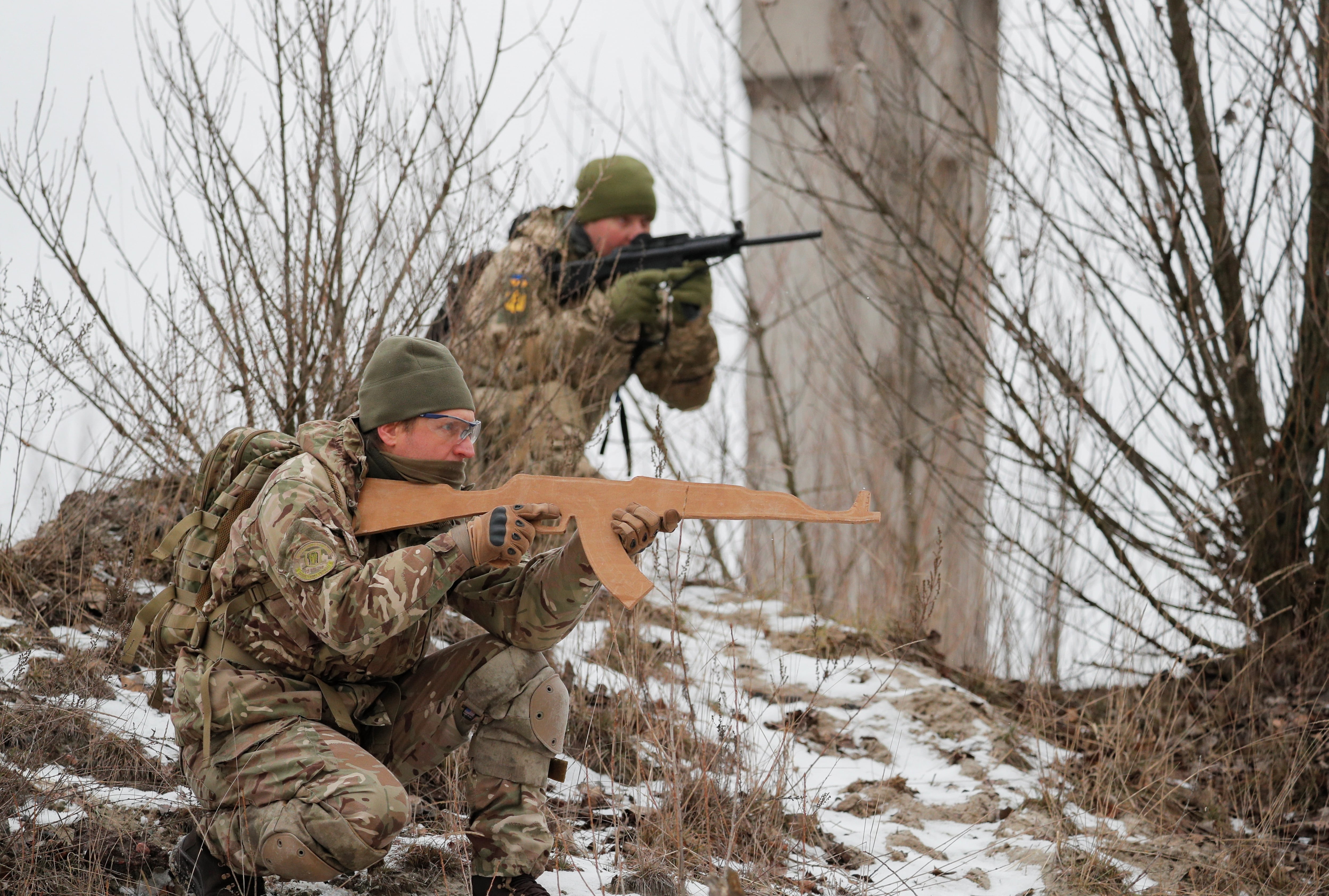 Kiev (Ukraine), 29/01/2022.- Ukrainian reservists attend a military exercise at a training ground near Kiev, Ukraine, 29 January 2022. According to a survey conducted by the Kiev International Institute of Sociology (KIIS) in December 2021 and published on 17 December 2021, the 50,2 percent of Ukrainians said they would resist in case of a Russian military intervention into their city, town or village. Every third respondent to the poll, the 33,3 percent, said they were ready to engage in armed resistance while the 21.7 percent said they were ready to participate in civil resistance actions. Tensions with Russia have pushed many Ukrainians to sign up to territorial defense units. (Rusia, Ucrania) EFE/EPA/SERGEY DOLZHENKO
