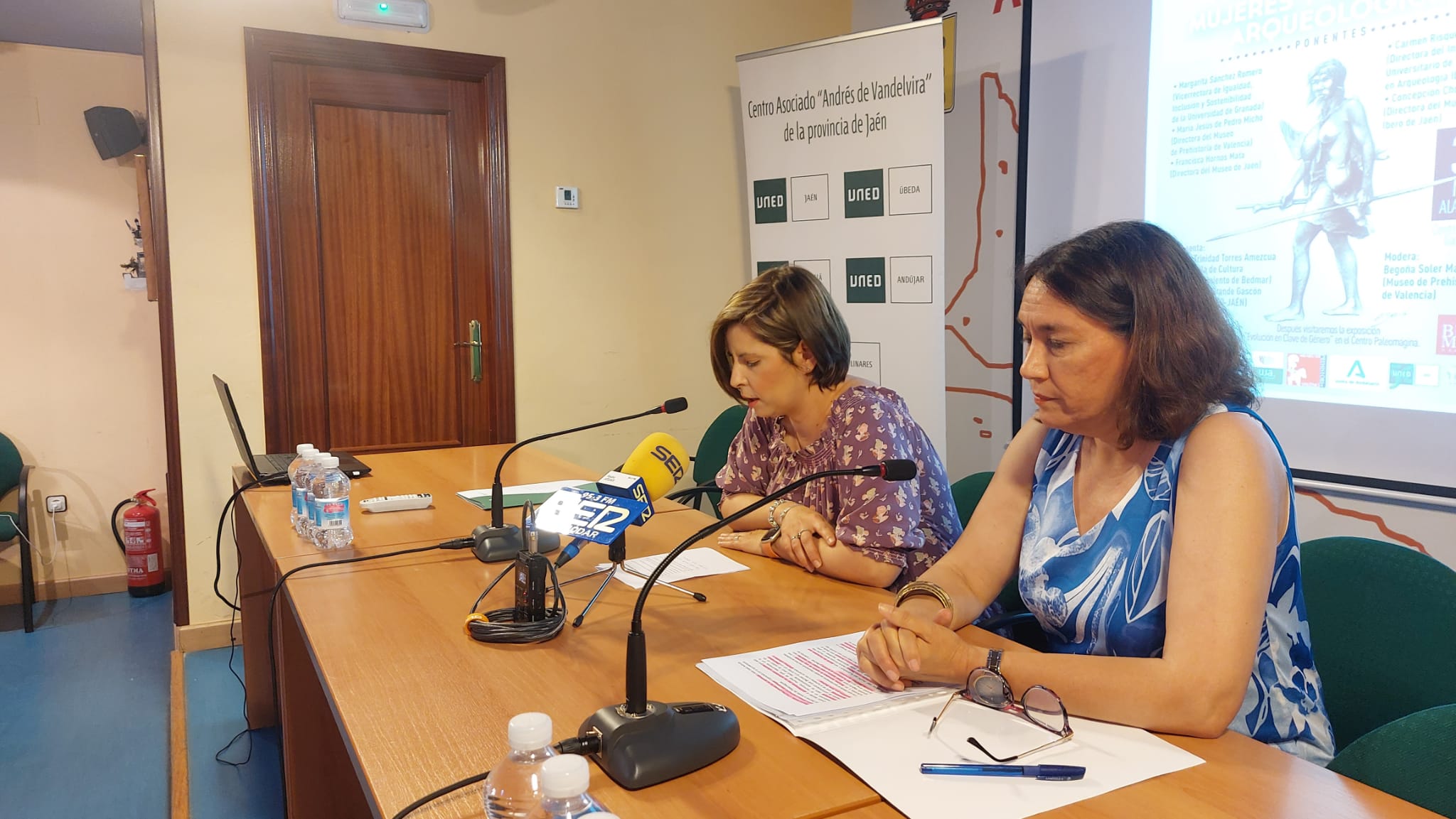 Momento de la presentación, concejala de Cultura, Trinidad Amezcua, a la izquierda, y la directora del centro de la UNED, M ª Luisa Grande