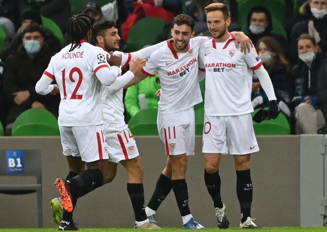 Los jugadores celebrando el gol de Rakitic