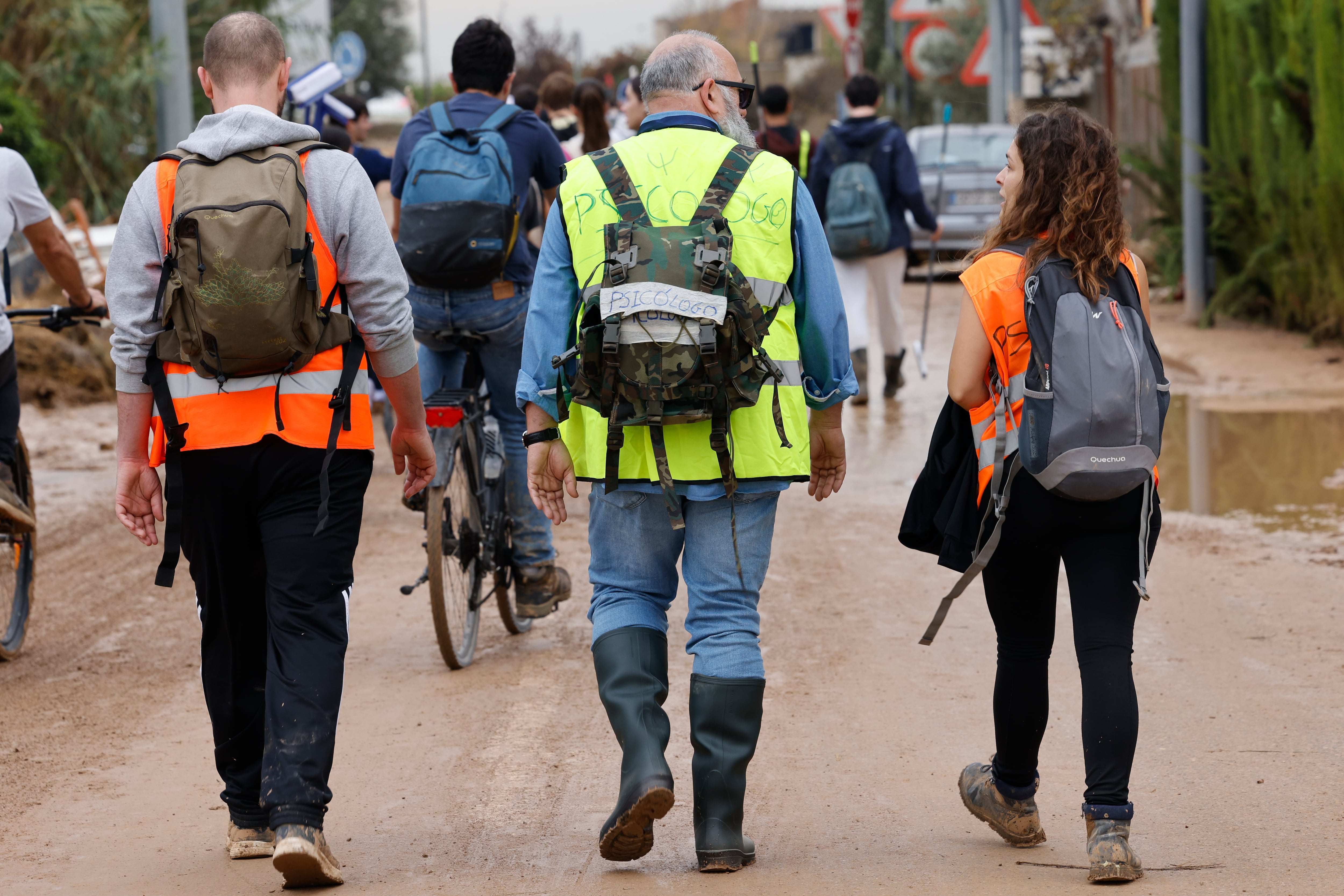 VALENCIA, 04/11/2024.- Un grupo de voluntarios se dirigen hacia de Paiporta desde Valencia, para continuar con la ayuda en tareas de limpieza y desescombro de la desde localidad, este lunes. El número de voluntarios que este lunes a primera hora de la mañana acude los municipios cercanos a València a ayudar en las tareas de limpieza de los efectos de la dana del martes se ha reducido notablemente. Después del puente del 1 de noviembre, en el que miles de personas cruzaron desde primera hora los puentes que separan la capital valenciana de su pedanía de La Torre y de los municipios afectados de L&#039;Horta Sud, este lunes, de nuevo laboral, el flujo de personas que acuden a ayudar a la misma hora ha disminuido drásticamente. EFE/Ana Escobar
