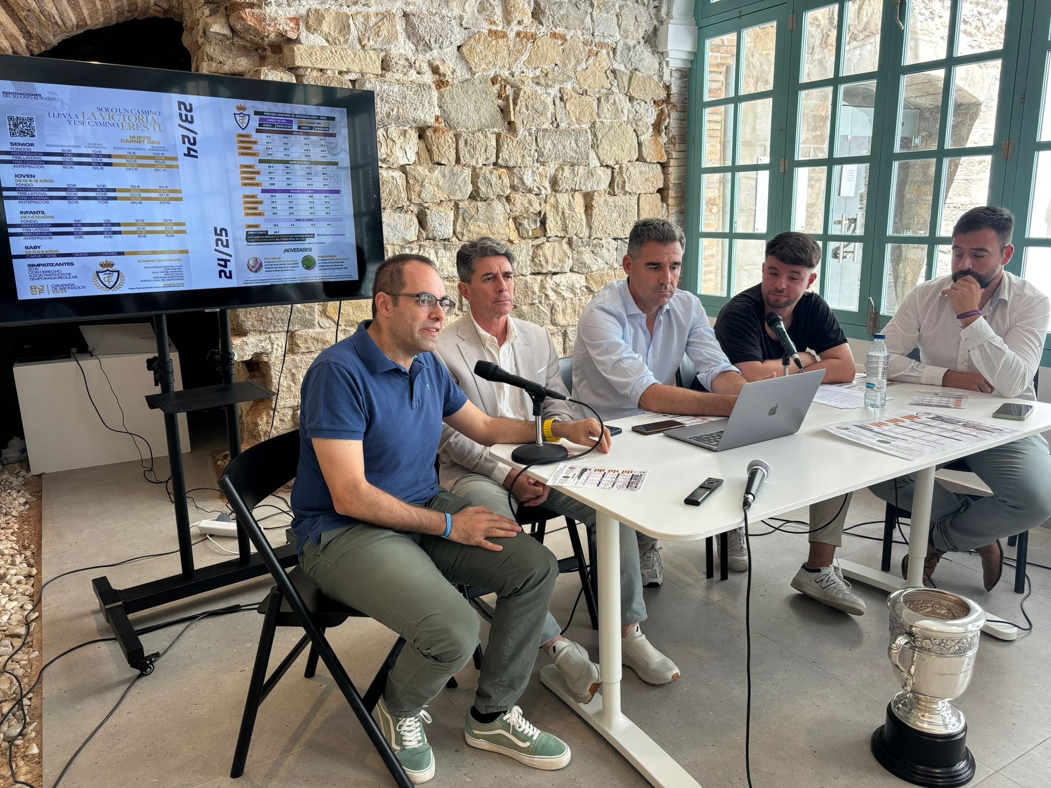 Jose Ibáñez, informático de la empresa Clibo Manager; José María Álvarez, concejal de Deportes del Ayuntamiento de Jaén; Fran Anera, máximo accionista del Real Jaén; Antonio Luque, del área de Marketing y Juanjo Armijo, secretario del consejo de administración.