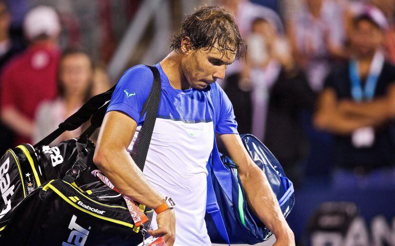 Rafael Nadal abandona cabizbajo la pista central del Masters 1000 de Montreal.