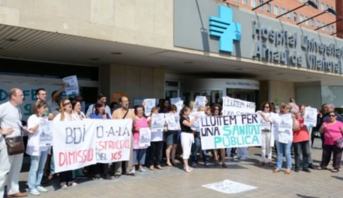 Alguns dels participants en la protesta d'aquest divendres davant l'hospital universitari Arnau de Vilanova de Lleida