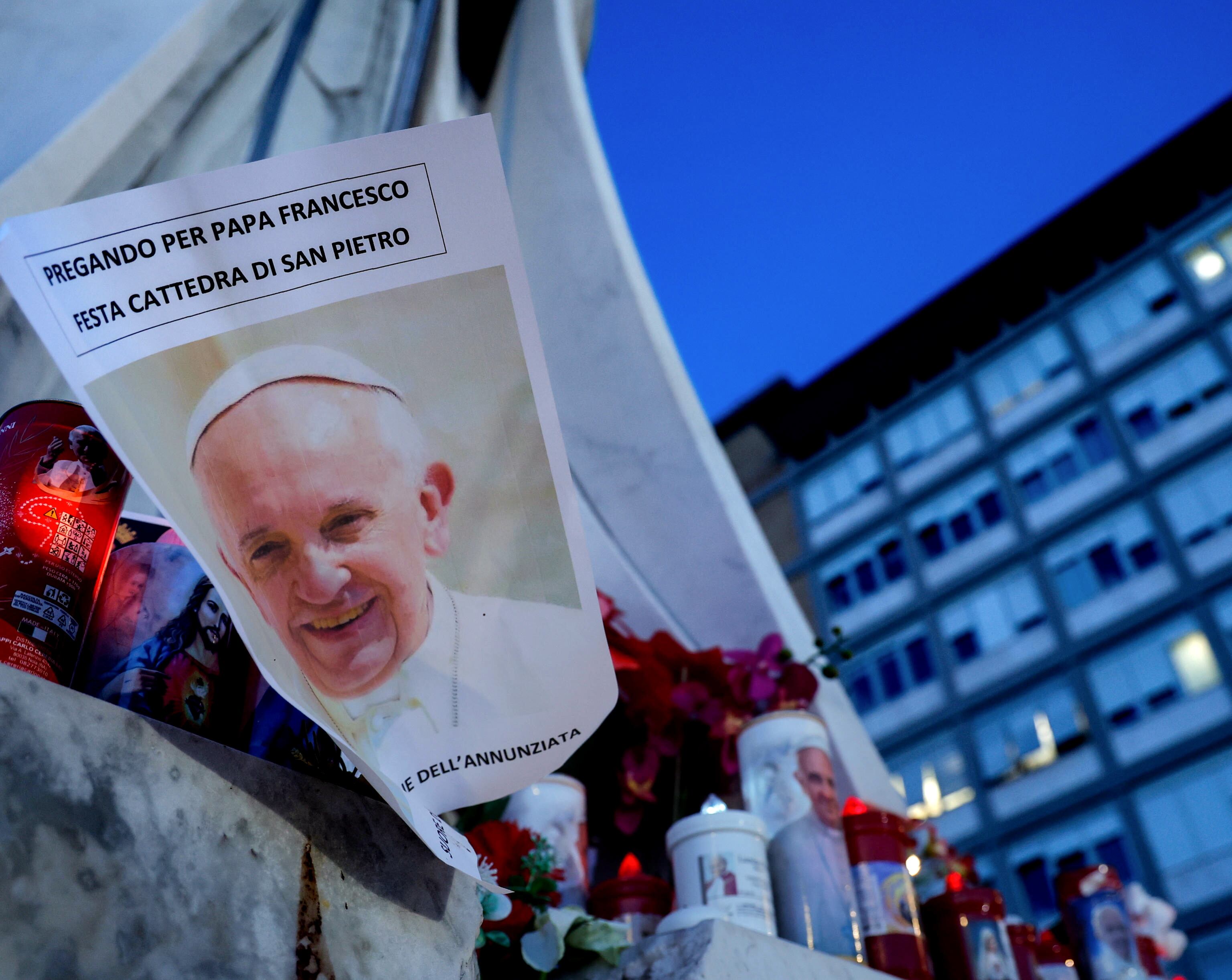 Una foto del papa en el entorno del hospital Gemelli de Roma, donde permanece ingresado.