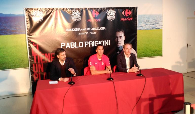 Pablo Prigioni, durante su presentación, flanqueado por Félix Fernández, director deportivo, y el director de comunicación.