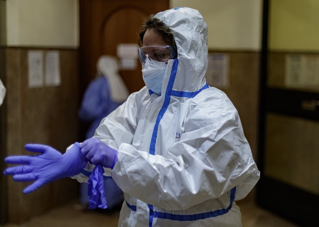 Archivo - Personal sanitario.