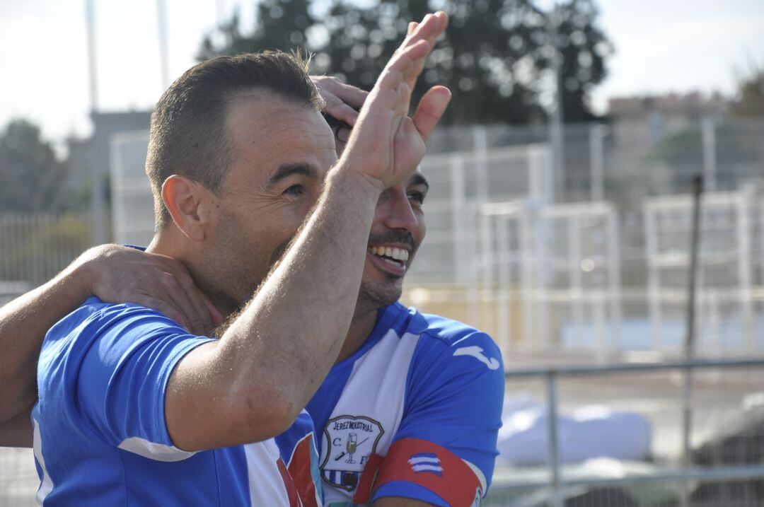 Chico y Rosillo celebrando un gol en La Granja 