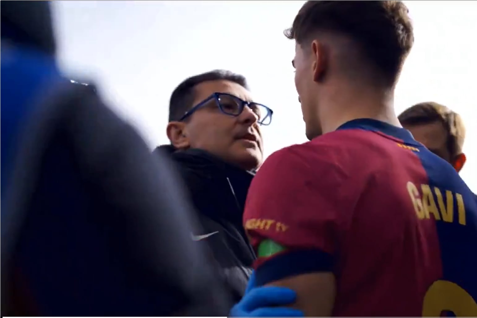 Carles Miñarro, doctor del Barça, junto al futbolista Gavi