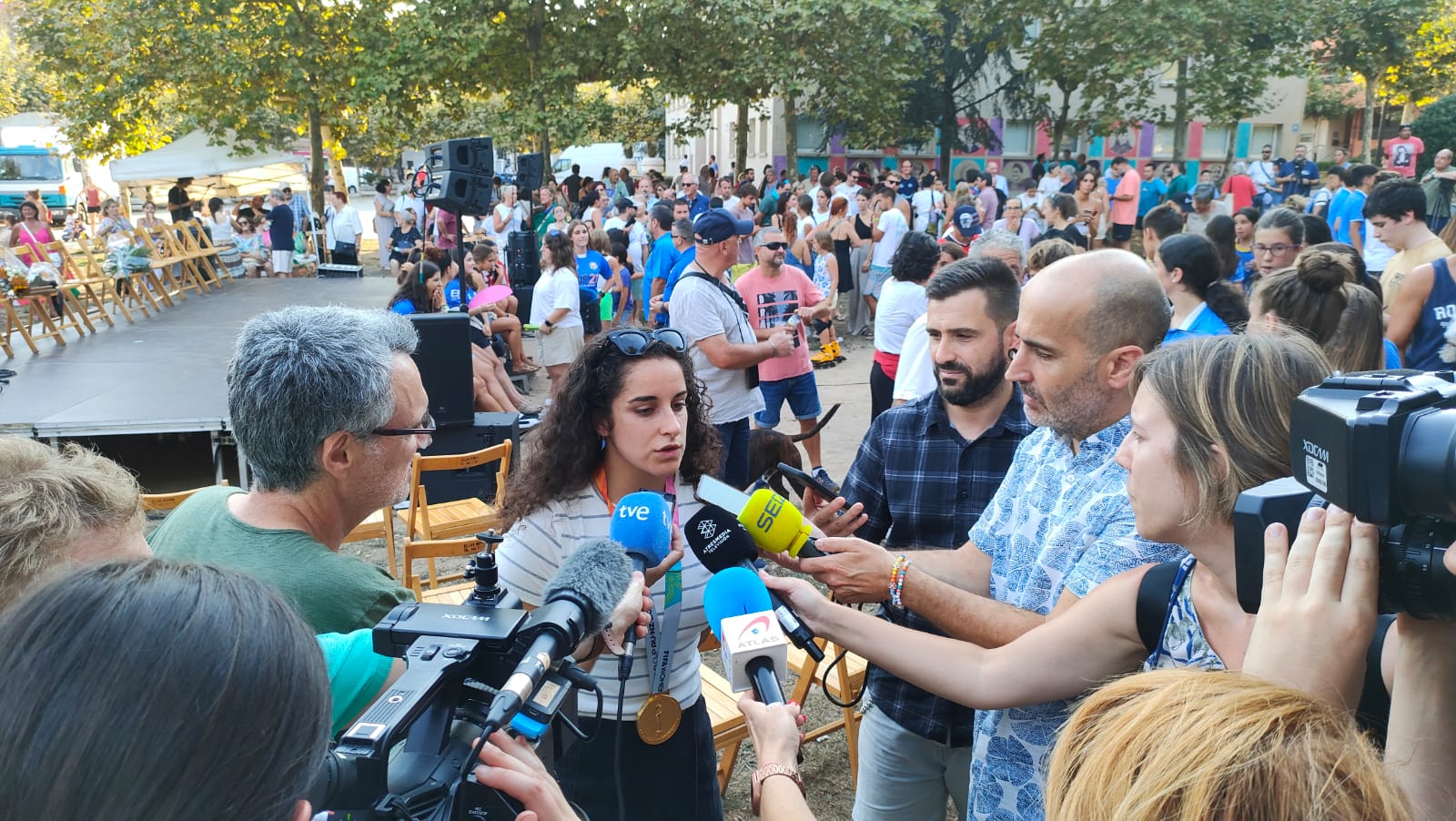 Oihane Hernández atiende a los medios de comunicación tras el homenaje recibido en Sopela