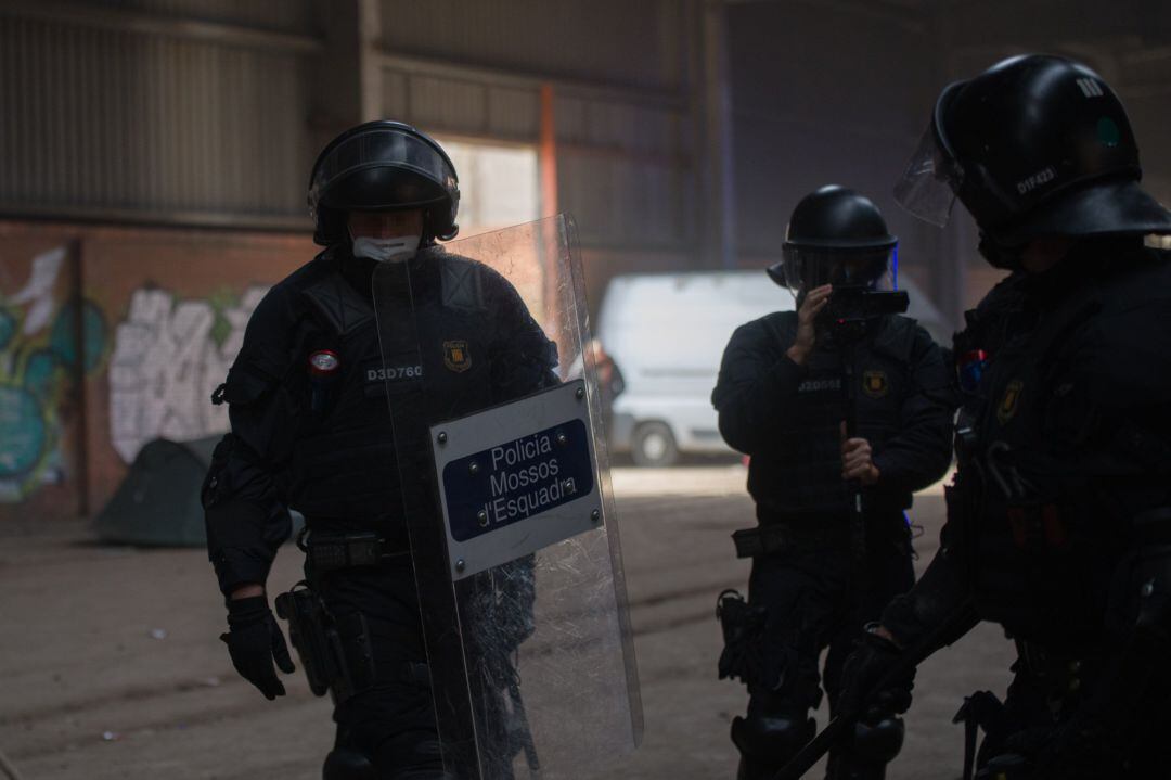 Varios 'Mossos d'Esquadra' durante el desalojo de la ‘rave’ que se celebraba desde la noche de fin de año en Llinars del Vallès, Barcelona (España).