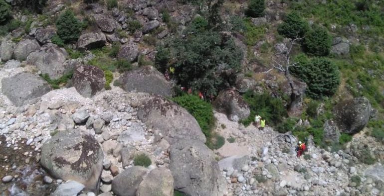 Los rescatadores tuvieron que descender desde el helicóptero en una zona inaccesible para otros vehículos