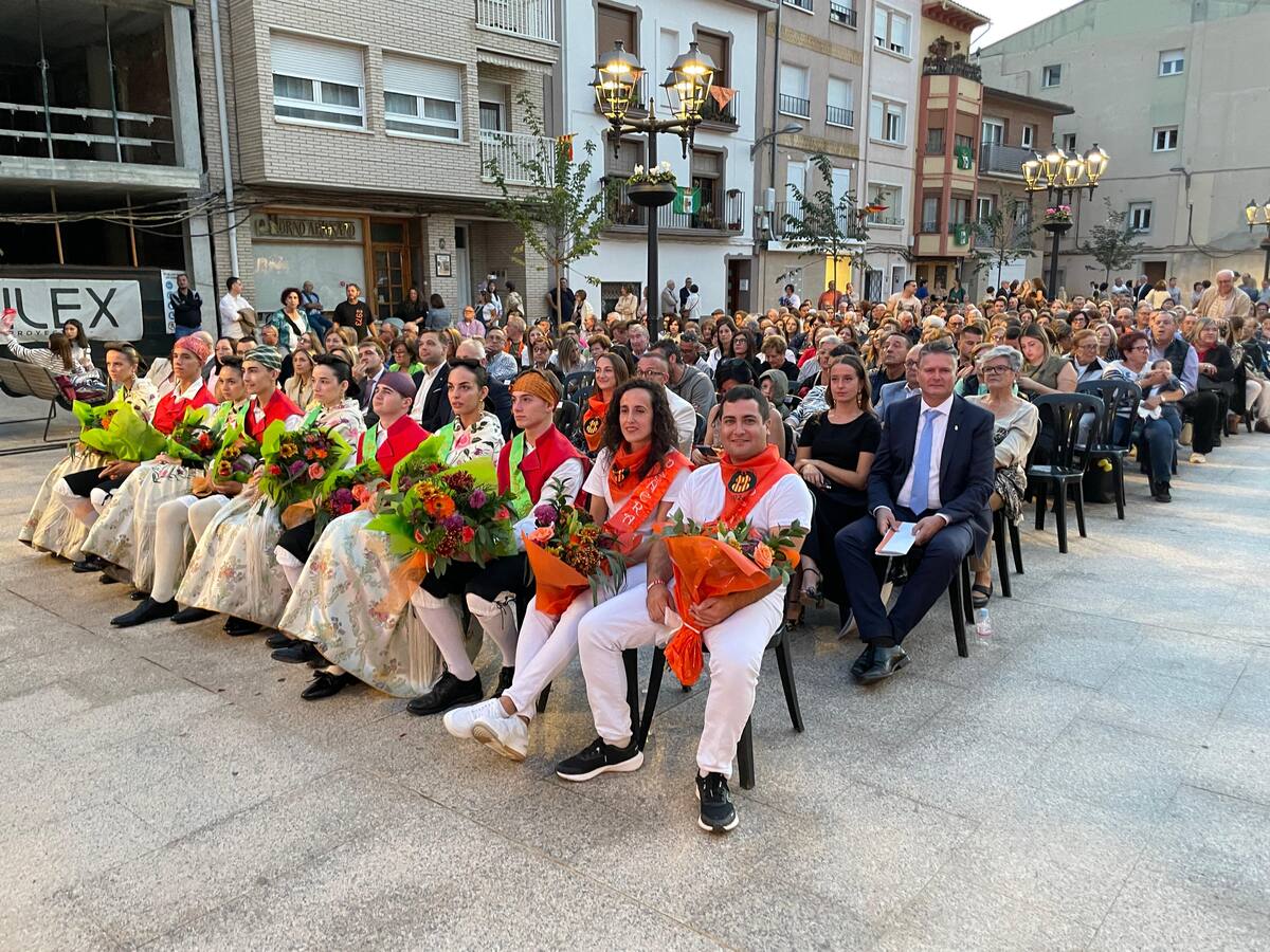 La proclamación de los Fragatinos, Fragatinas y Peñeros Mayores en una plaza de España llena marca el pórtico festivo