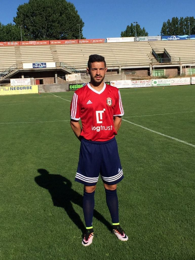 Josito con la primera equipación que lucirá el Real Ávila la próxima temporada