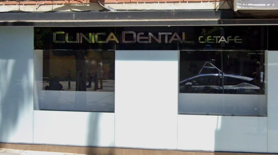 Fachada de la clínica dental en la calle Ramón y Cajal de Getafe