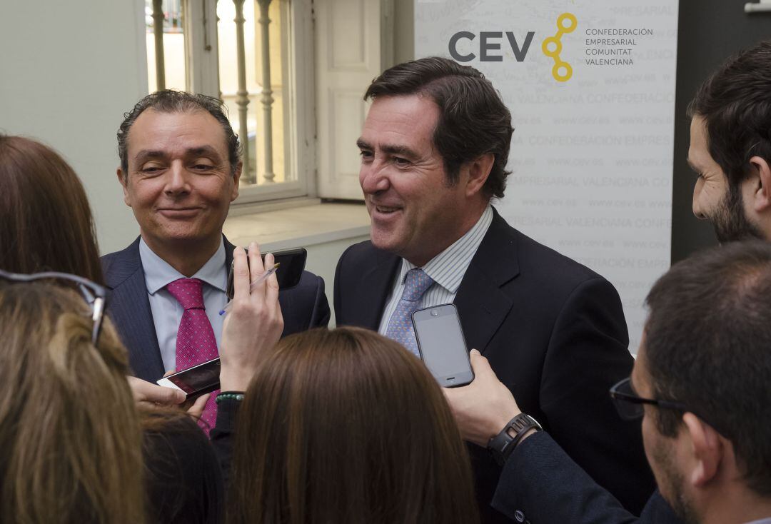 Salvador Navarro (i) y Antonio Garamendi (d), en un acto de la CEV.